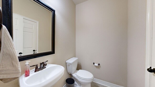 Building Photo - Spacious 4-bedroom, 2.5 bath, 3 car garage...