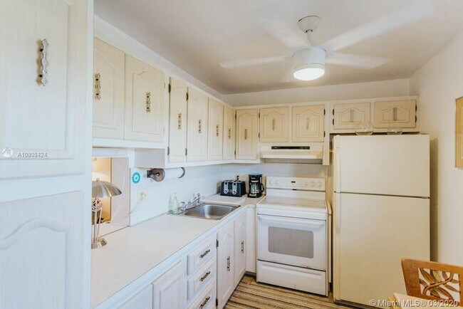 Building Photo - 300 NE 26th Ave