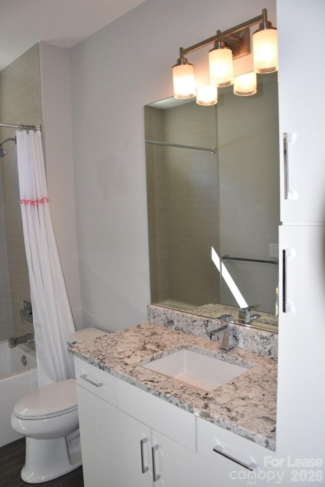 Building Photo - 916 Westbrook Dr