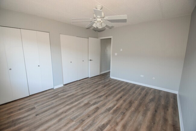 Building Photo - 962 N Rohlwing Rd