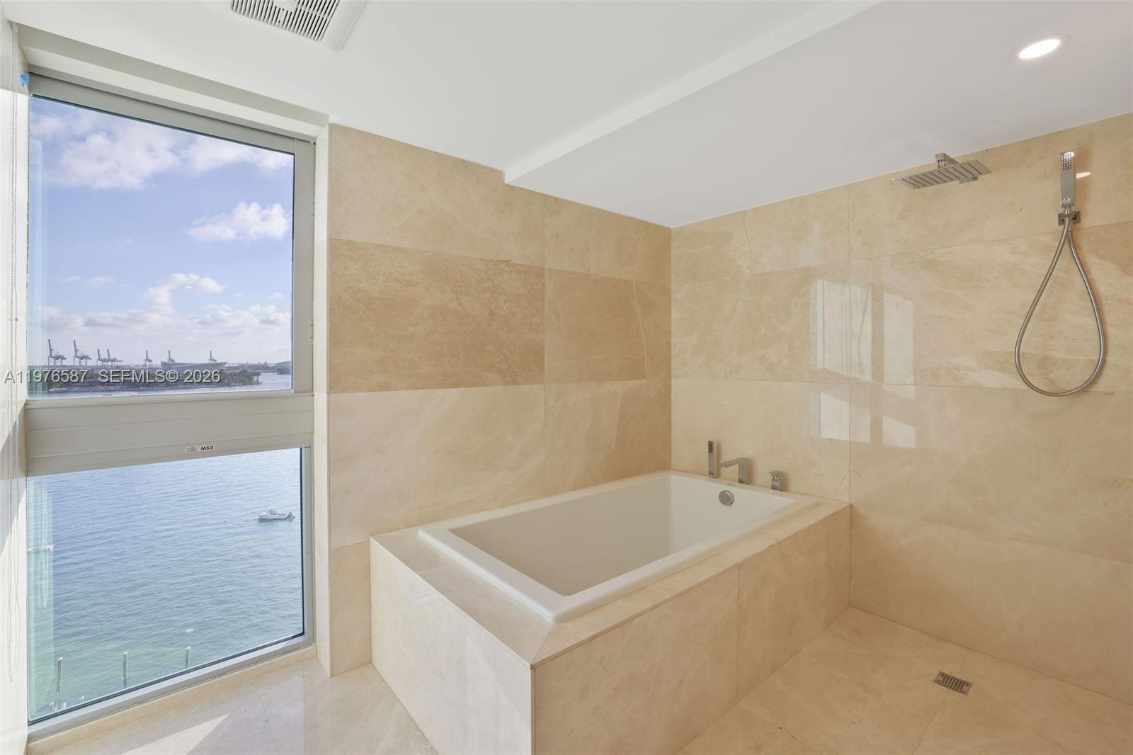 Building Photo - 1500 Bay Dr