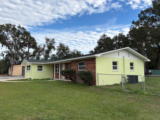 Building Photo - For Rent: 4-Bedroom Home in Lakeland