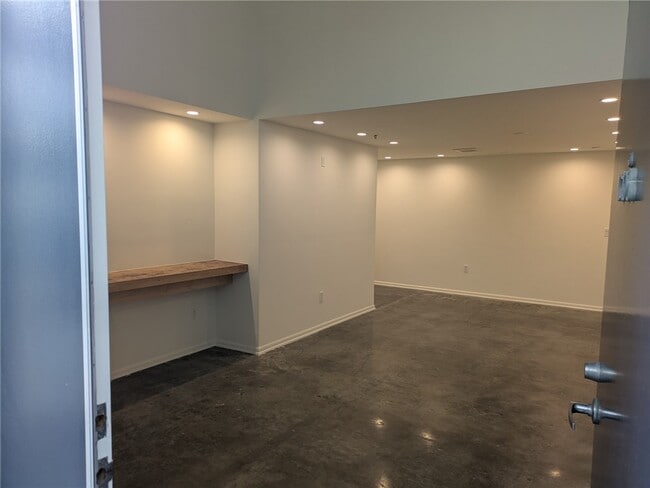 Building Photo - 615 Hampton Dr