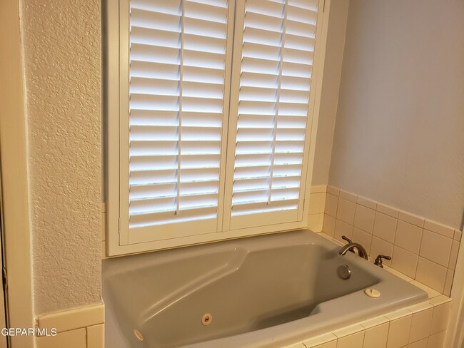 Building Photo - 4365 Loma De Oro Dr