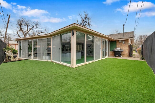 Building Photo - 1901 Cordova Bend