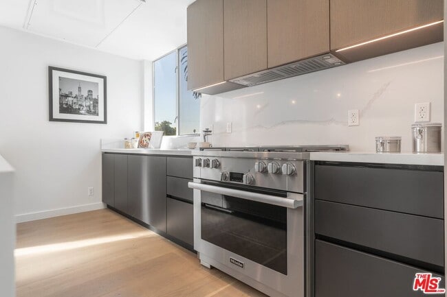 Building Photo - 857 N Detroit St