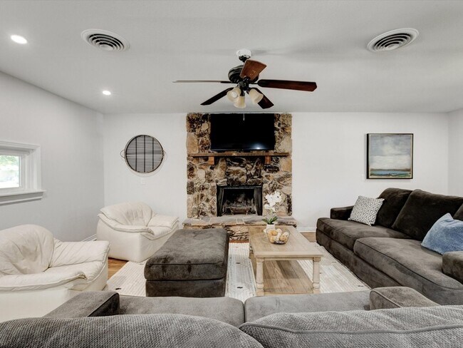 Building Photo - 3511 Corto Ave