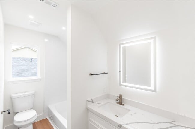 Building Photo - 15202 La Paloma Dr
