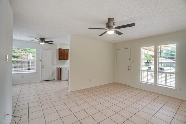 Building Photo - 10310 Little Pebble Dr