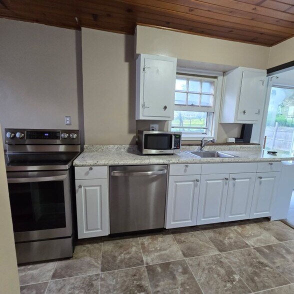 Building Photo - 21676 N Essex Dr