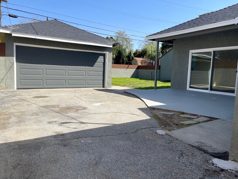 Building Photo - 5950 Simpson Ave