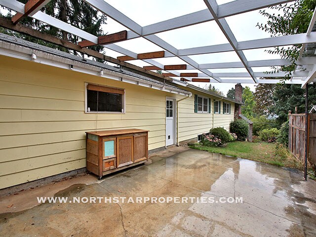 Building Photo - Great Lake Oswego Home Walking Distance to Everything