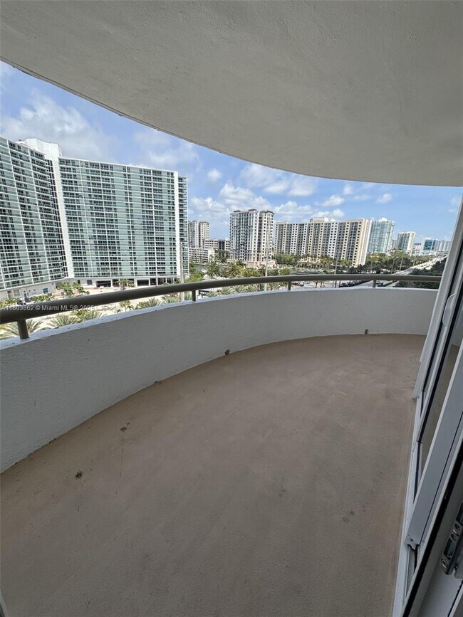 Building Photo - 15645 Collins Ave