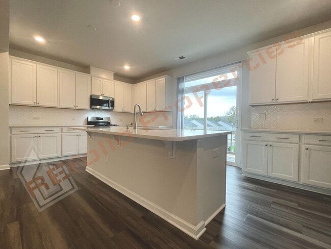 Building Photo - Charming 3 Story 4 Bedrooms with 1st Floor Guest Suite Townhome @ Smith Farm, Apex, Available Now!