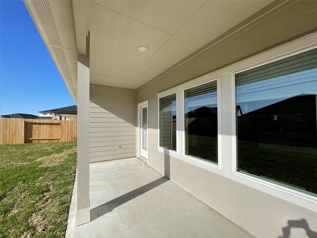 Building Photo - 3310 Silverton Dr