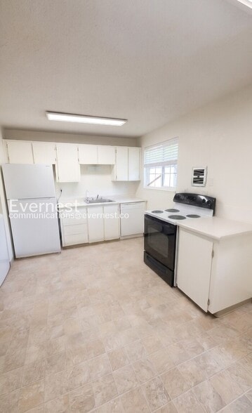 Building Photo - 14035 SW Hazel St