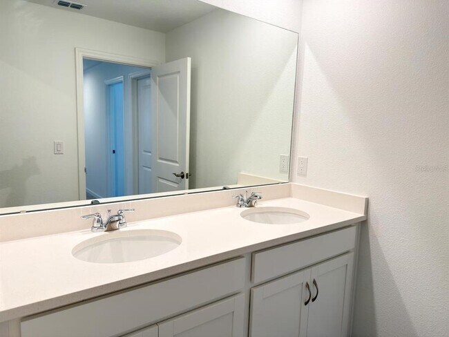 Building Photo - 1327 Normandy Dr