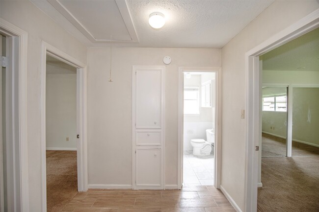 Building Photo - 15106 Silverman St