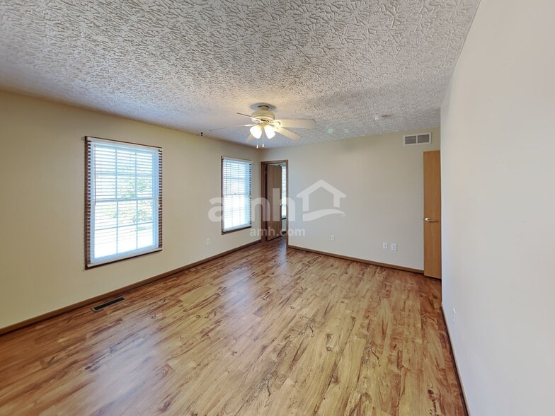 Building Photo - 5895 Westbend Dr