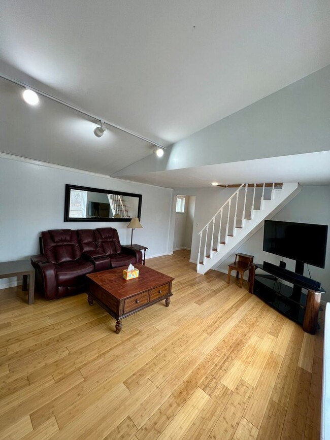 Building Photo - Charming 3-Bedroom Home in Fairbanks / Pet...
