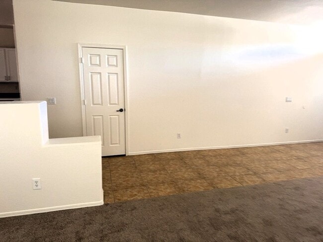 Building Photo - 4 BEDROOM HOME IN LITCHFIELD MANOR WITH 3 ...