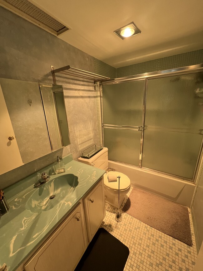 Bathroom with shower/tub - 100 West Ave