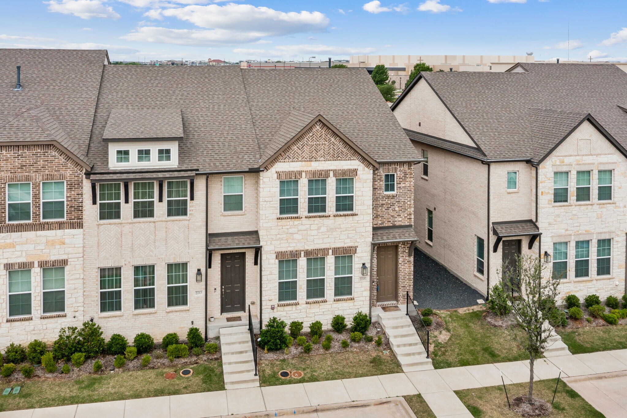 Building Photo - 2215 Adena Springs Dr