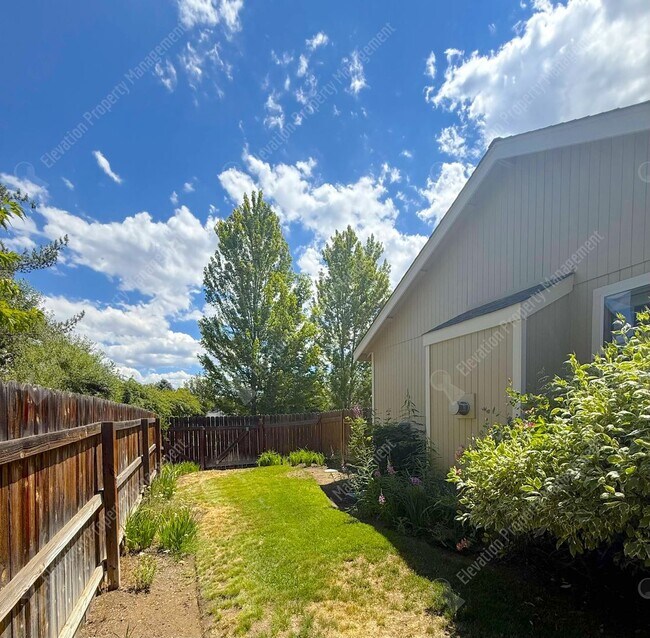 Building Photo - Single Level 3 BR in NE Bend with huge fenced yard!