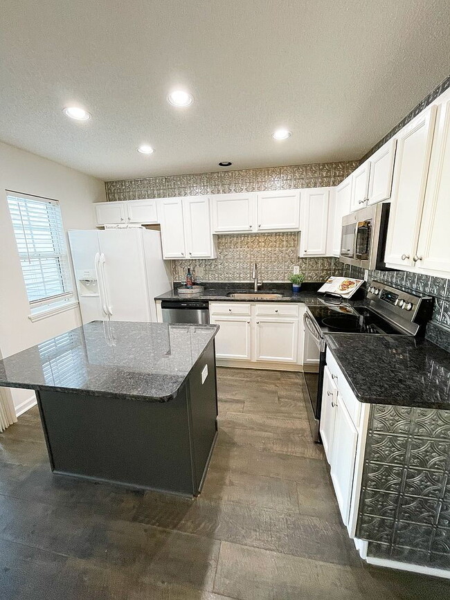 Building Photo - Single Family Home