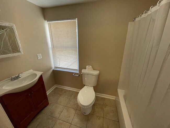 Full Bathroom - 1712 N Willington St