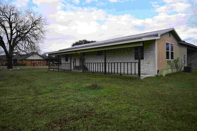 Building Photo - 3 bedroom, 2 bathroom home situated on a full acre in Gatesville with additional storage!