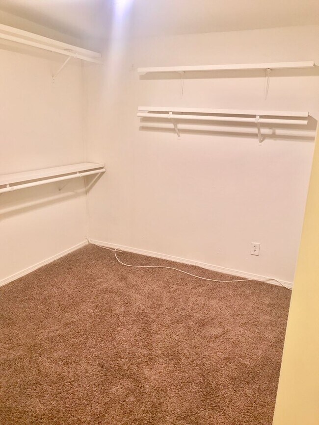 Building Photo - 4 BED 3 BATH BEAUTIFUL HOME!!!