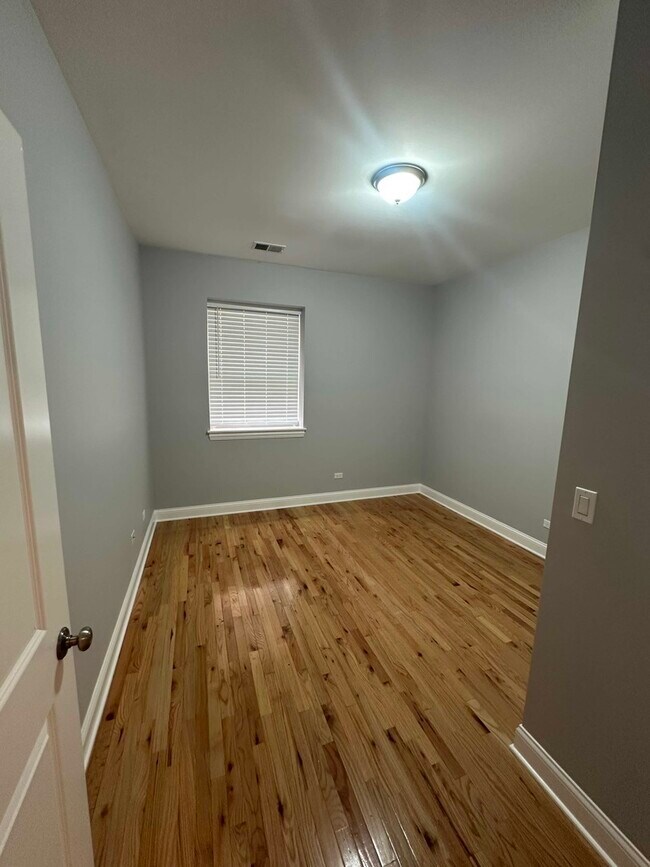 Building Photo - 6438 N Seeley Ave