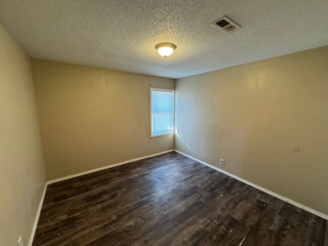 Building Photo - $1095 - 4 bed 2 bath - Single Family Home