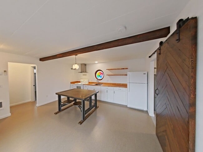 Building Photo - Lovely Remodeled 2 Bedroom Home in the hea...