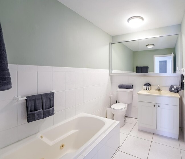 Building Photo - 2531 NE 47th St