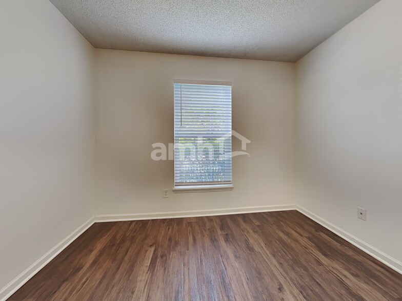 Building Photo - 325 Sunburst Way