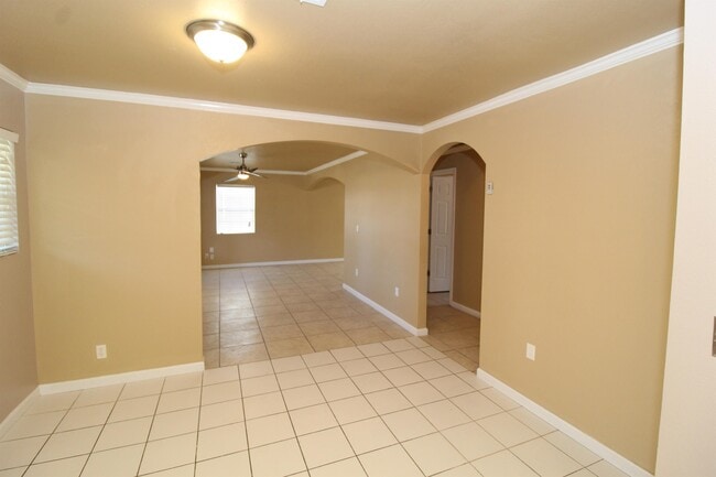 Building Photo - 709 N 12th Pl