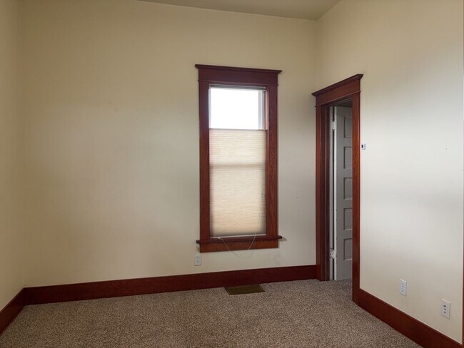 Building Photo - One of a kind ranch home with lake mountain views!