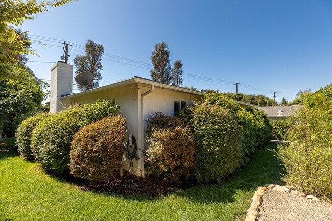Building Photo - 2166 E Valley Rd