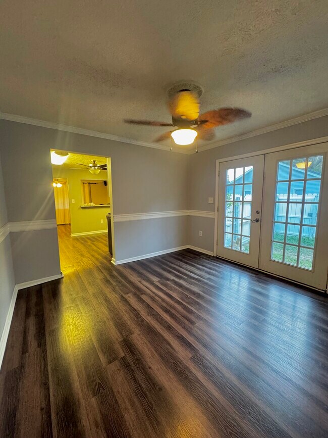 Building Photo - 509 E Hogan St