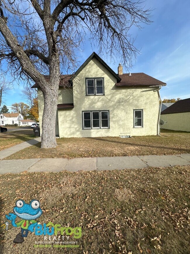 Building Photo - EZ - 402 Duplex