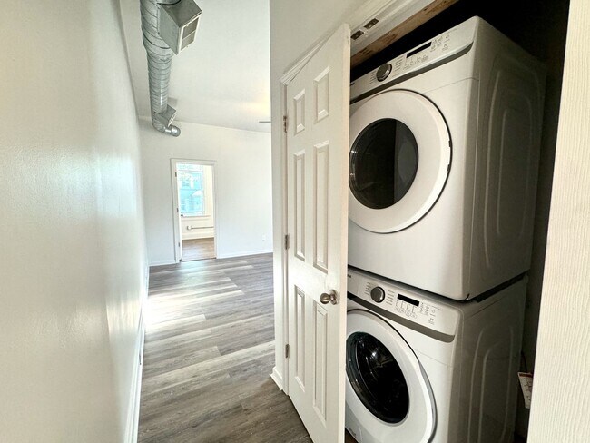Building Photo - 4 bed/2 full bath Rental on Warner - Mins ...