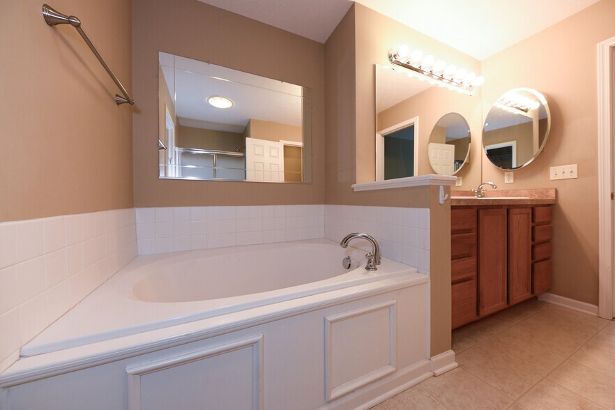 Building Photo - 5845 Crescent Ridge Dr