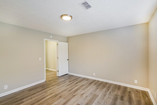 Building Photo - 114 Northlake Dr