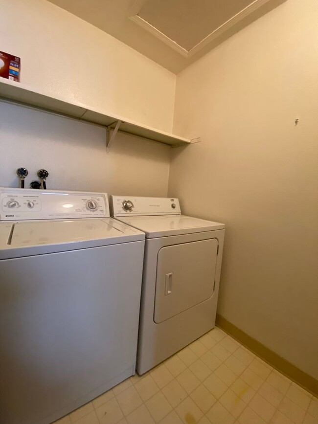 Building Photo - Charming 1 Bed 1 Bath Condo near Windsor L...