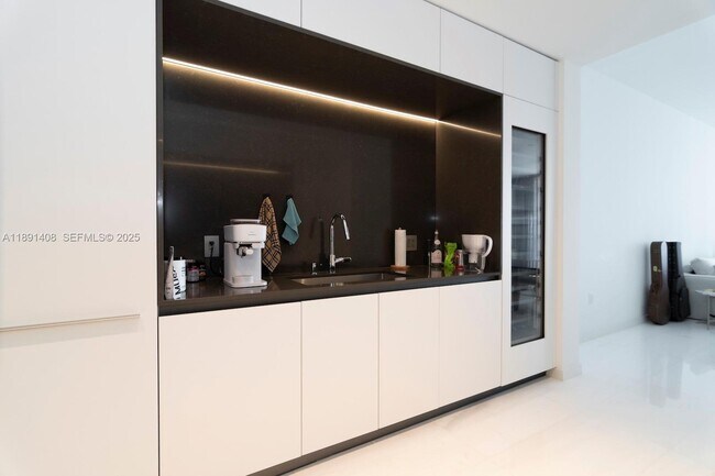 Building Photo - 300 Biscayne Blvd Way