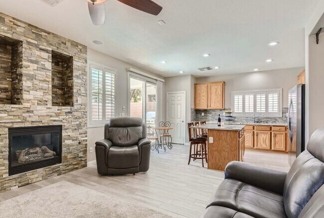 Building Photo - Beautiful Home w/Sparkling Pool