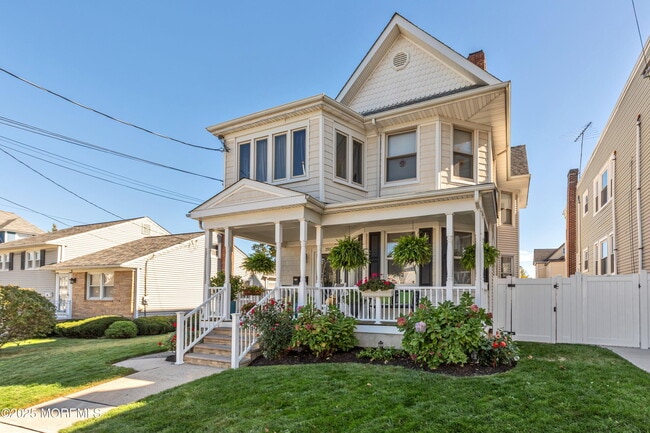 Building Photo - 353 Main St