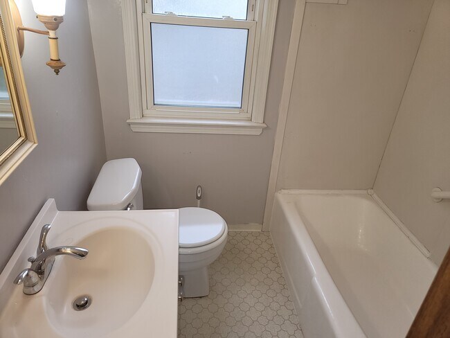 Building Photo - 4997 E 110th St